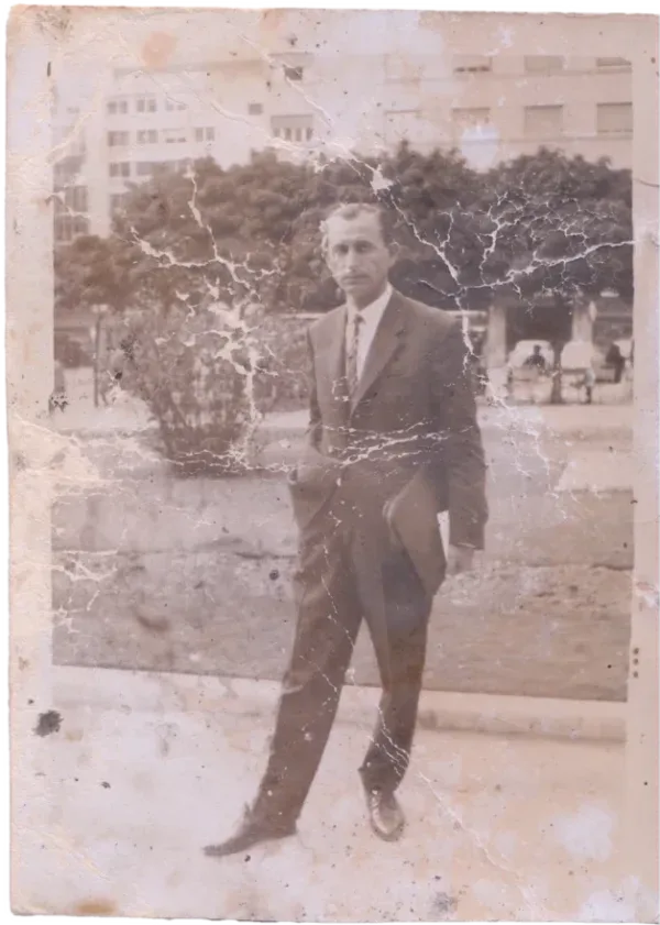 Ο Αλέξανδρος Βαρόπουλος νέος, όρθιος με κοστούμι